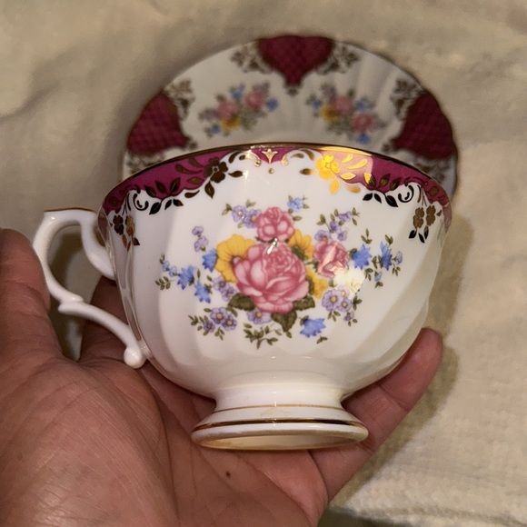 Royal Kendal ”Lady Diana” Fine Bone China Made in England Teacup and Saucer - Picture 3 of 6
